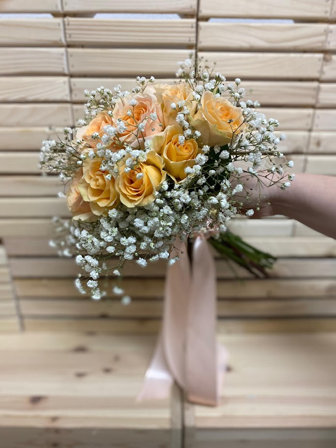 Buchet de mireasă cu trandafiri piersică și gypsophila – naturalețe și romantism