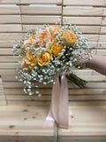 Buchet de mireasă cu trandafiri piersică și gypsophila – naturalețe și romantism