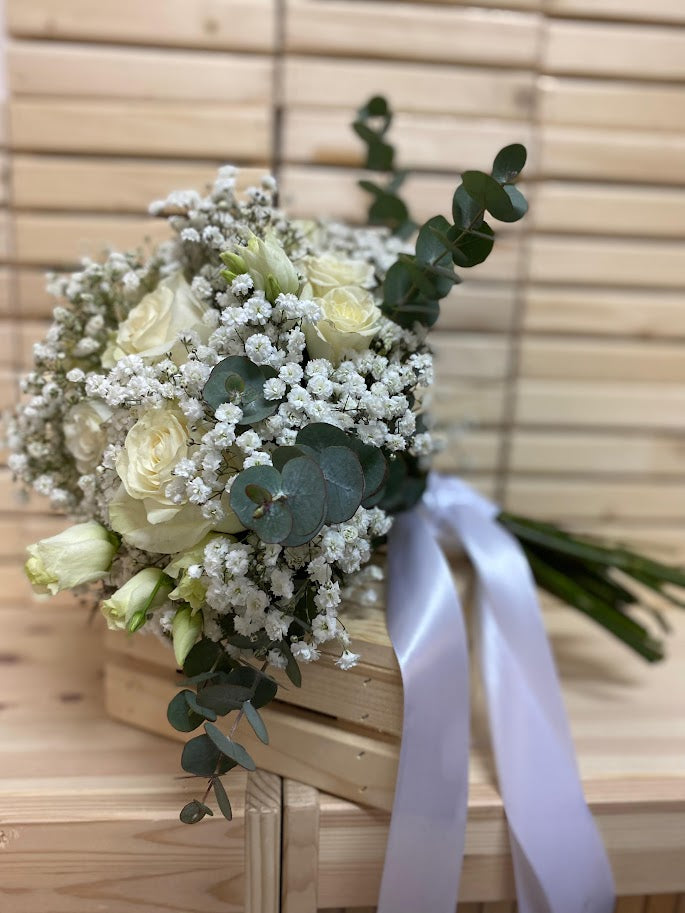 Buchet de mireasă cu trandafiri albi, gypsophila și eucalipt – eleganță clasică și puritate