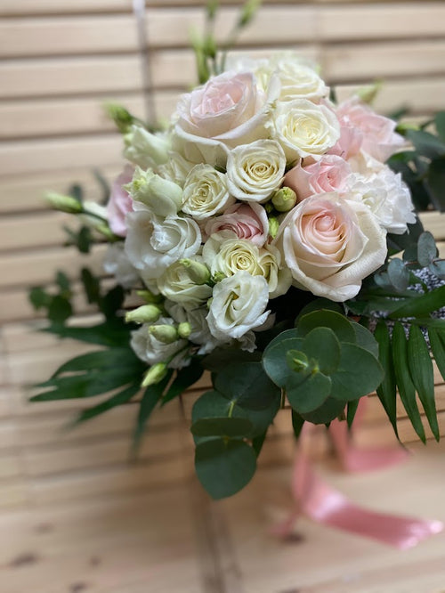 Buchet de mireasă cu trandafiri albi și blush, lisianthus și eucalipt – eleganță romantică
