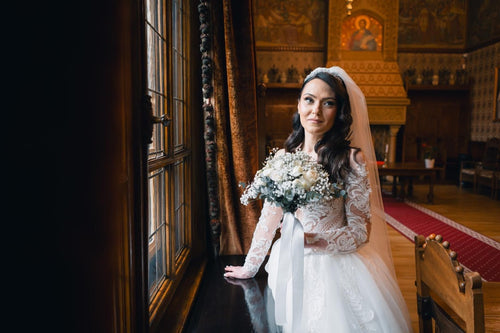 Buchet de mireasă cu trandafiri albi, gypsophila și eucalipt – eleganță clasică și puritate