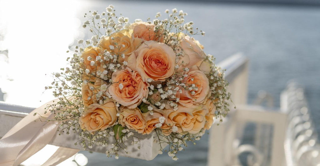 Buchet de mireasă cu trandafiri piersică și gypsophila – naturalețe și romantism