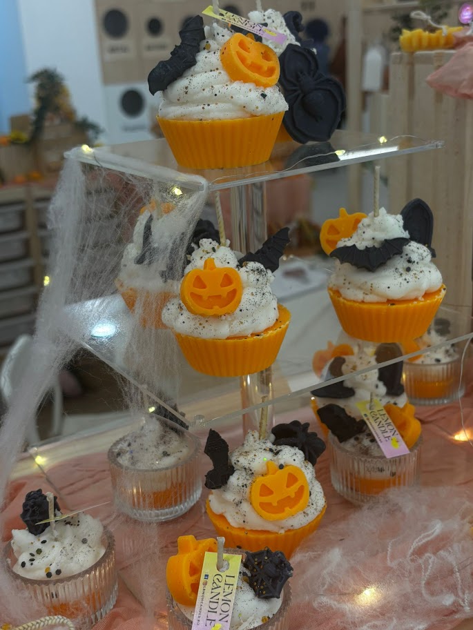 🧁 Lumânare handmade tip brioșă din ceară de soia – Mango &amp; Fructul Pasiunii 🥭