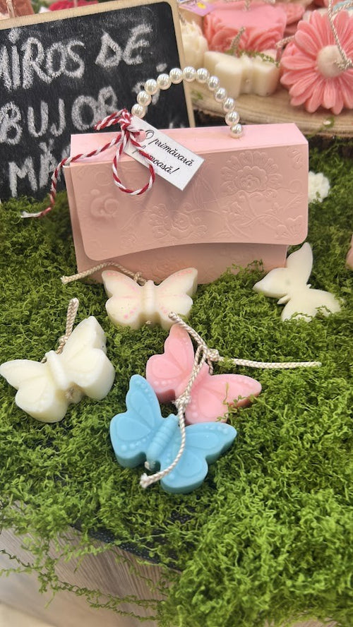 Mărțișor Fluture în Gentuță Roz sau în Cutie albă cu fereastră