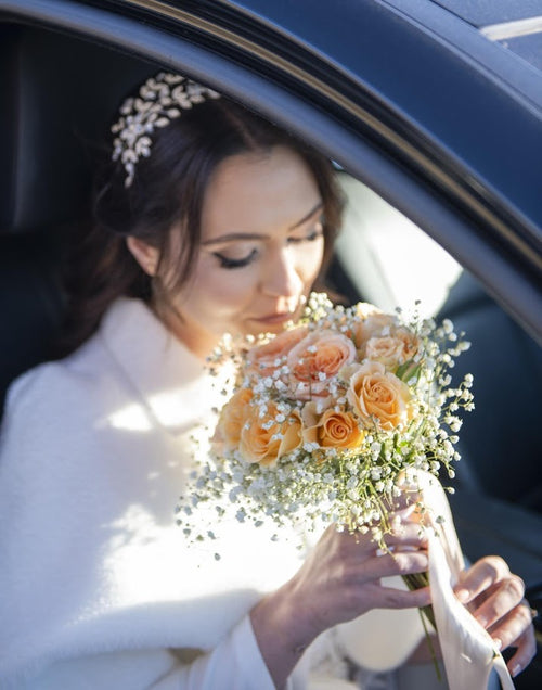 Buchet de mireasă cu trandafiri piersică și gypsophila – naturalețe și romantism