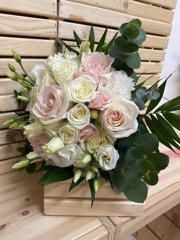 Buchet de mireasă cu trandafiri albi și blush, lisianthus și eucalipt – eleganță romantică